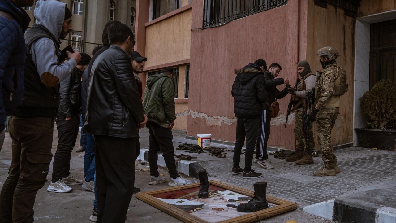 Suriye'de Rejim Unsurarı Silahlarını Teslim Ediyor