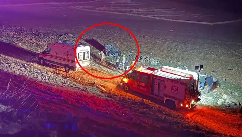 Otomobil Şarampole Devrildi, Fırlayan İki Kişi Hayatını Kaybetti