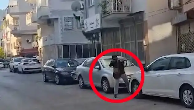 İzmir'de Gergin Anlar: Saldırganla Çatışma Kameralara Yansıdı