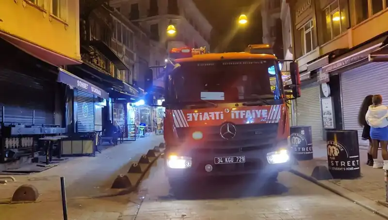 Beyoğlu’nda Asansör Boşluğuna Düşen Müşteri Hayat Mücadelesi Veriyor