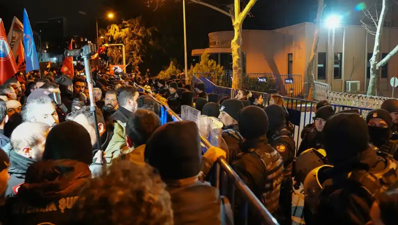 İstanbul'daki İmamoğlu Protestolarında Gerilim: 16 Polis Yaralandı, 53 Gözaltı!