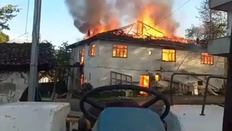 İki Katlı Ev Kısa Sürede Alev Alev Yandı, Sebebi Merak Ediliyor