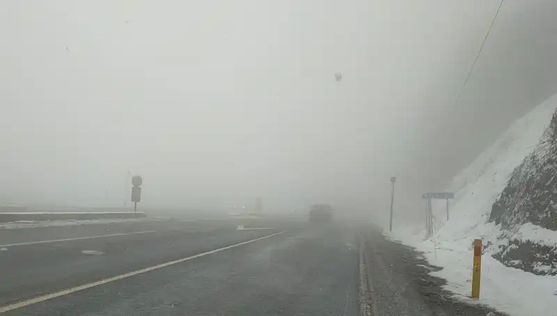 Bolu Dağı'nda Ulaşım Zorluğu: Kar ve Sis Hayatı Etkiliyor