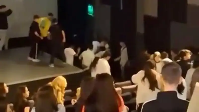 Rapçi Çakal Konserinde Hayranlar Arasında Gerginlik: Neler Oldu?