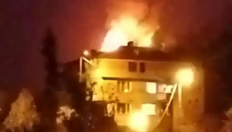 Saman Dolu Çatı Yangını: Mahalleli İtfaiye İçin Sokağa Döküldü!