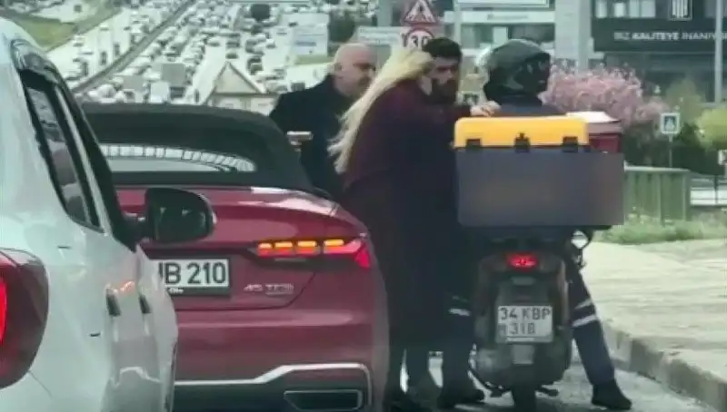 D-100 Üzerinde Silahlı Tartışma: Bir Motokuryenin Korku Dolu Anları