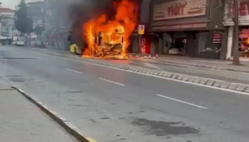 Ümraniye'de Korku Dolu Anlar: Bir Bina Birden Alev Alev Yandı