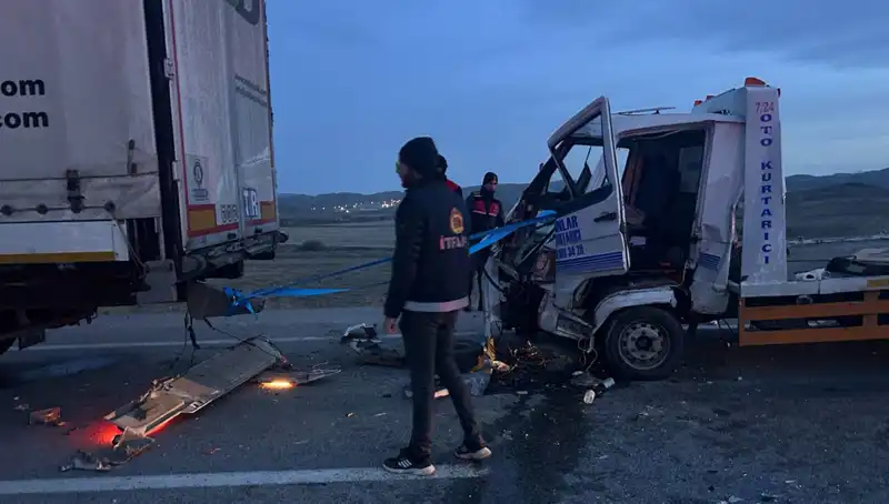 Kazaya Yardım İçin Duran Sürücüye Arkadan Çarpan Çekici Feci Sonuçlar Doğurdu