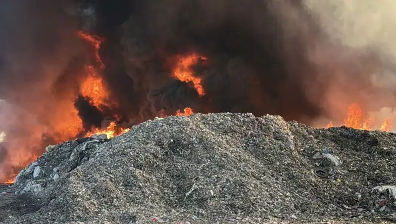 Adana'da Geri Dönüşüm Fabrikasında Büyük Yangın: Can ve Mal Kaybı Olmadı