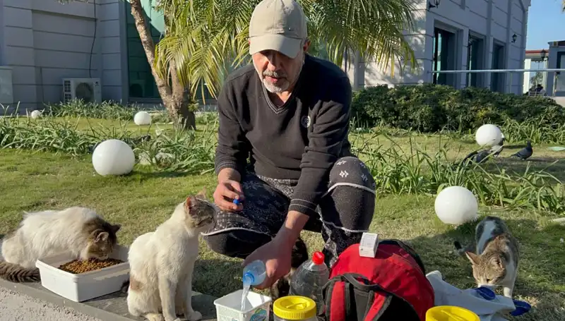 Merhametiyle Dikkat Çeken 59 Yaşındaki Adamın Günlük 8 Kilometre Yürüyüş Serüveni
