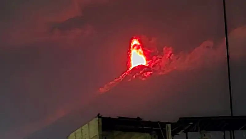 Fuego Yanardağı Patladı: 30 Bin Kişi Tahliye Edilmeye Hazır