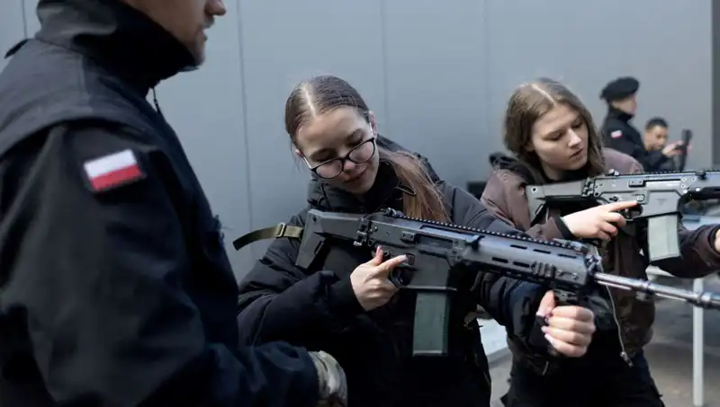 Polonya, Savaş Tehditine Karşı Sivillerini Askeri Eğitime Alıyor