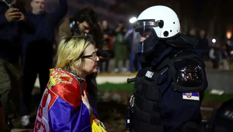 Sırbistan'da Polisiye Olay: Yasaklı Sonik Silah Kullanımıyla Protestolar Kızıştı