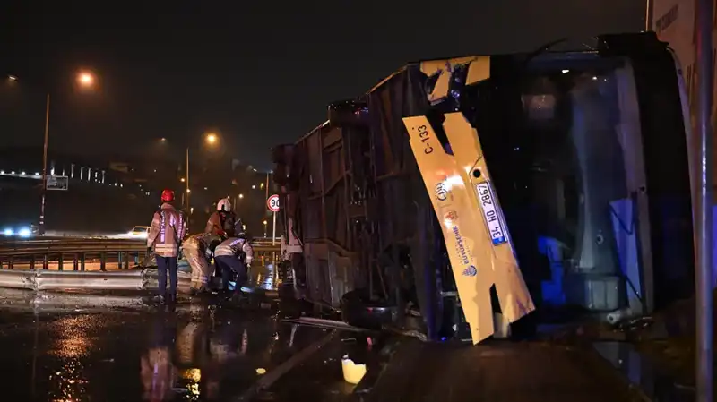 İstanbul'da Özel Halk Otobüsü Devrildi: Olay Anı ve Sonrası