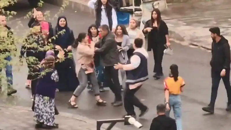 Adliye Önünde Yaşanan Tekmeli Yumruklu Kavga İle Gündem Sarsıldı