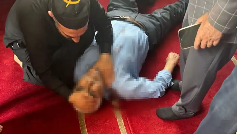 Gün Ortasında Camide Namaz Kılarken Bıçaklanan İnsanın Dramı
