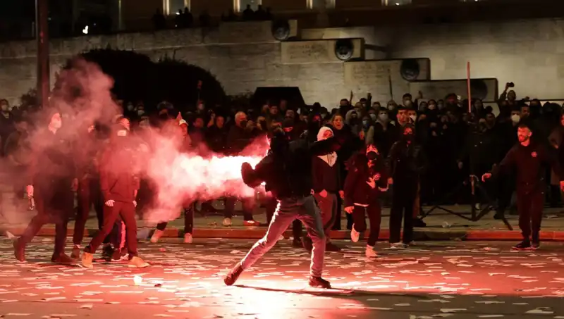Yunanistan’da Hükümete Gensoru: Atina Sokaklarında Gerginlik ve Protestolar