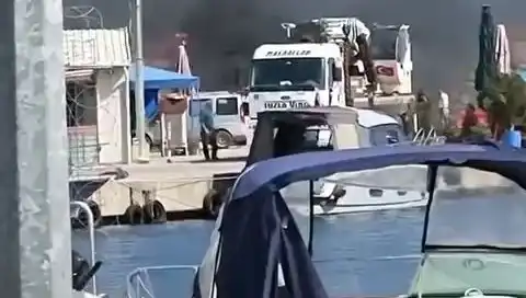 Tuzla'daki Balıkçı Barınağında Şok Edici Lastik Yangını: Olay Anının Detayları