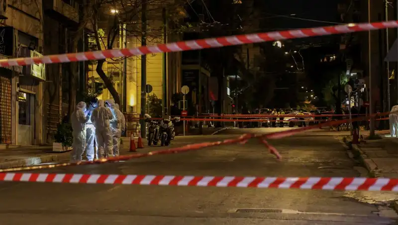 Atina’da Şüpheli Çantanın Patlaması: Güvenlik Alarmı ve Panik