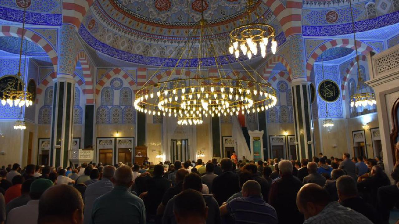 Regaib Kandili'nde Müslümanlar dualarda buluştu
