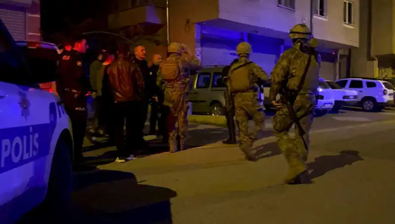 Tüfekle Balkondan Ateş Açtı, Polis Gelince Kendini Eve Kilitledi!