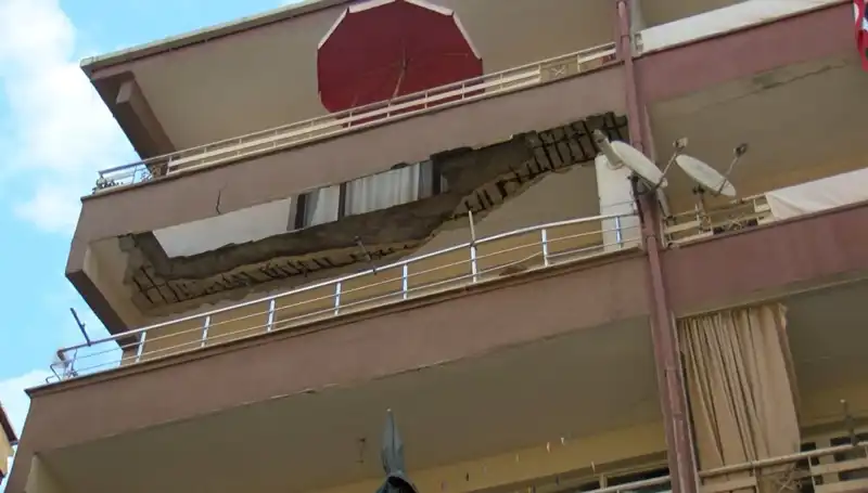 Güngören'de Şok Edici Kaza: Beş Katlı Binanın Balkonu Çöktü!