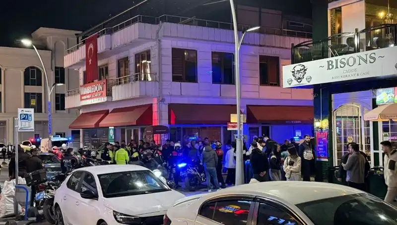 Kafe Sahibi Hayatını Kurtarmak İçin Bıçaklı Adamla Karşı Karşıya Geldi