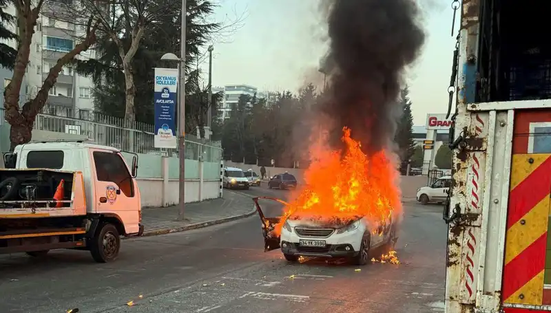 Korku Dolu Anlar: Alev Topuna Dönen Araç Trafikte Kaos Yarattı