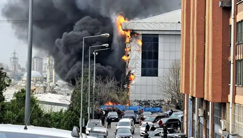 Başakşehir'de Sanayi Sitesinde Korkutan Yangın: Detaylar ve İlk Çıkan Bilgiler