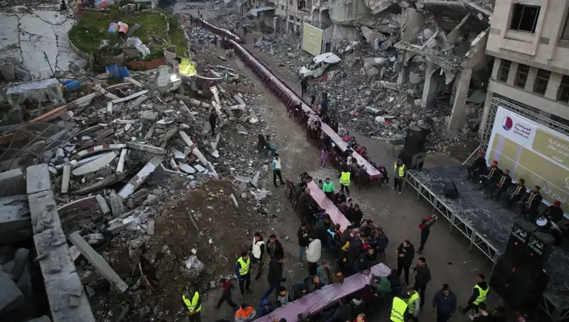 Gazze'de Yıkım ve Enkaz Arasında İftar Geleneği Devam Ediyor