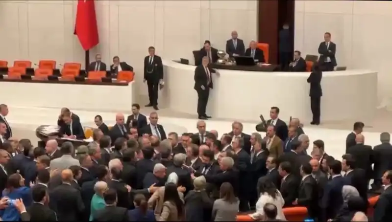 Meclis'te Kavga: Emekli İkramiyesi Tartışmaları Gündemi Sarstı!