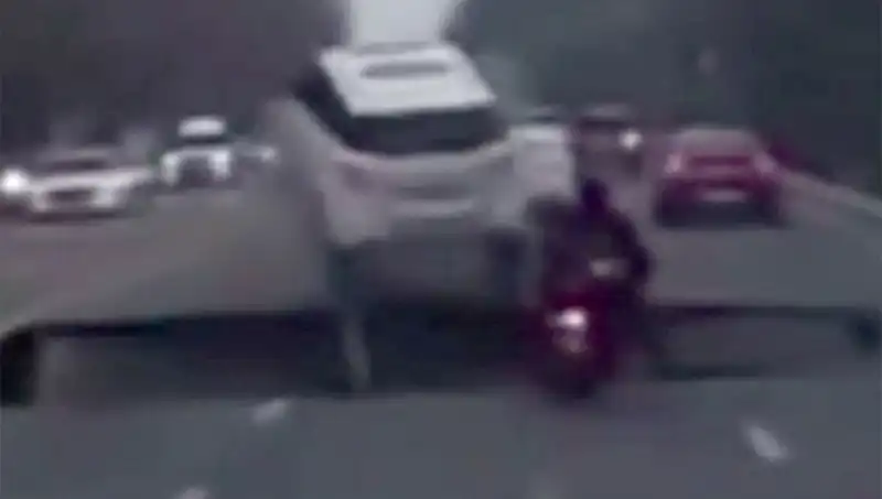 Güney Kore'de Otoyolda Dev Çukur Motosiklet Yuttu: Güvenlik Açmazları Sorgulanıyor
