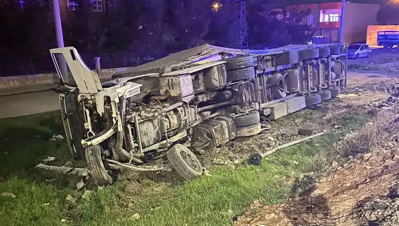 TIR Devrildi, Altı Kişi Yaralandı: Kaza anı güvenlik kameralarına yansıdı