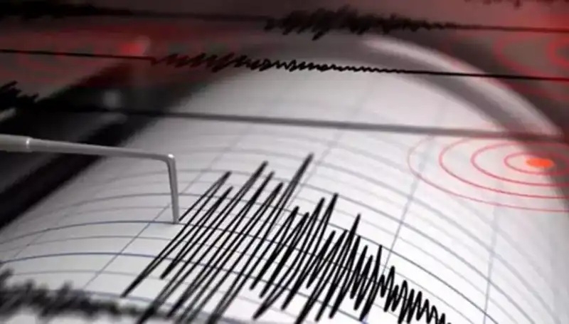 Ege Denizi'nde Şiddetli Deprem: 4,1 Büyüklüğünde Sarsıntılar