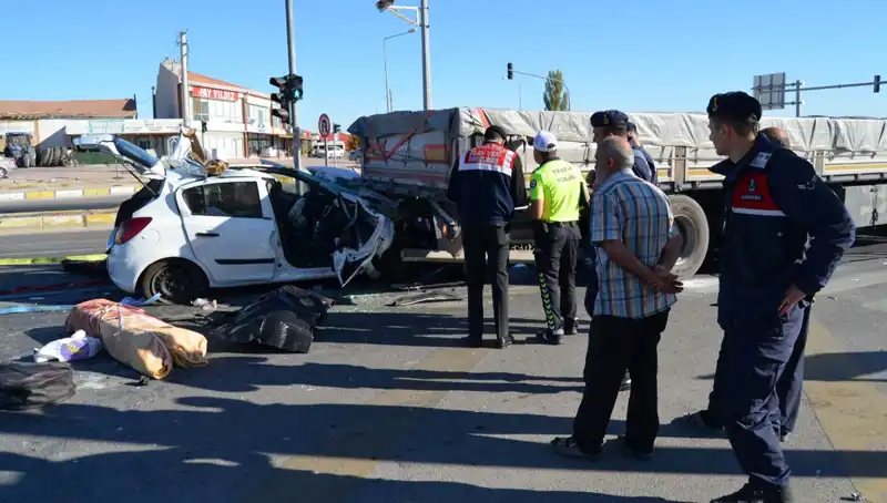 Kırmızı Işıkta Dehşet: Anne Hayatını Kaybetti, Oğul Yaralı Kaldı