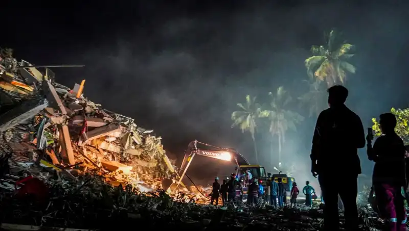 Myanmar'da Üç Gün Sonra Enkazdan Kurtulan Genç, Hayatına Yeniden Başlıyor