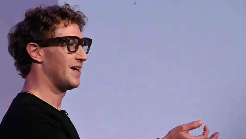 Zuckerberg, Yapay Zeka Destekli Gözlüğü ile Geleceği Tanıttı