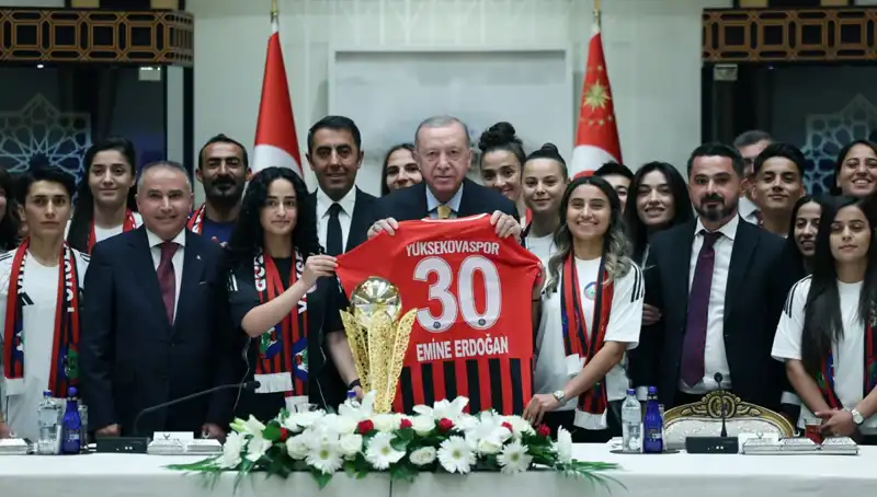 Yüksekovaspor Kadın Futbol Takımı, Cumhurbaşkanı Erdoğan ile Tarihi Buluşma Gerçekleştirdi