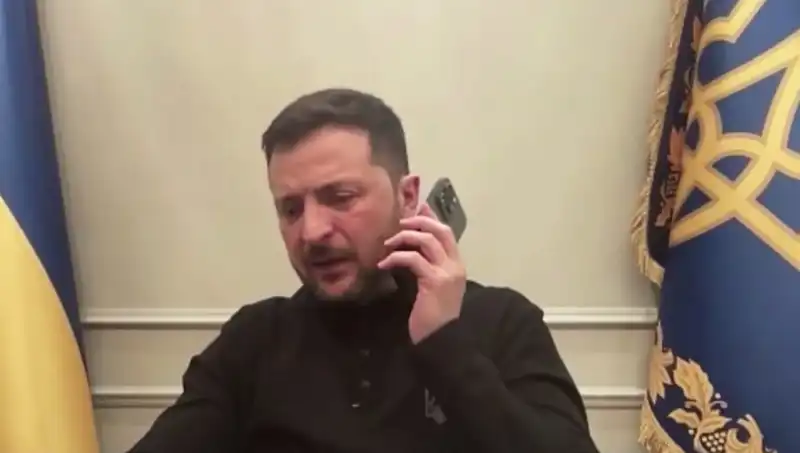 Zelenski'nin Basın Toplantısında Macron'un Sıra Dışı Telefon Konuşması
