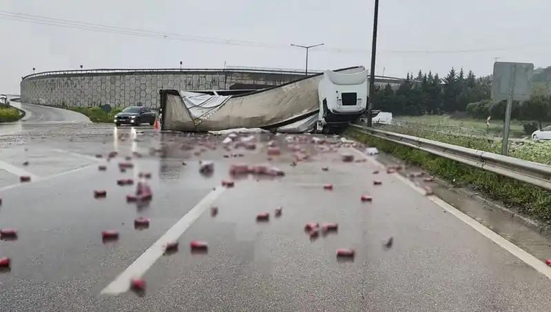 İçki Yüklü TIR Devrildi: Caddeye Saçılan Alkol Şişeleri Görenleri Şaşkına Çevirdi
