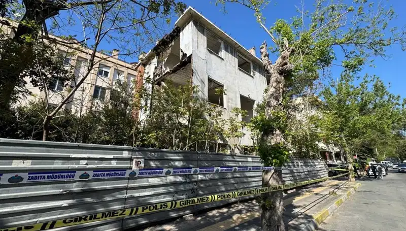 Bakırköy'deki Metruk Bina Depremde Kısmen Çöktü: Riskler Artıyor