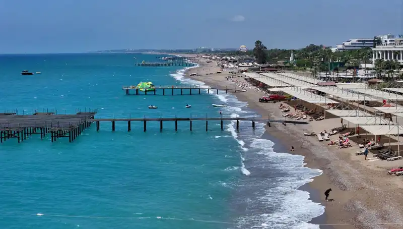 Antalya Sahilleri: Güneşli Hava ile Tatilcileri Ağırlıyor
