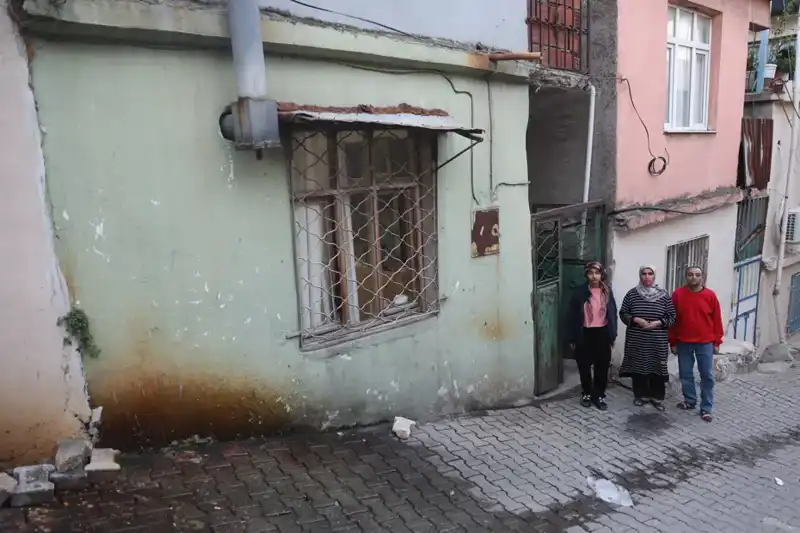 Banyosuz Tek Odalı Evde Dört Kişilik Hayat: Umutla Dolu Mavi Oda