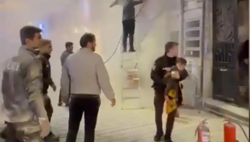 Beyoğlu'nda Büfede Yangın: Kahramanlıkla Çocuk Kurtarıldı!