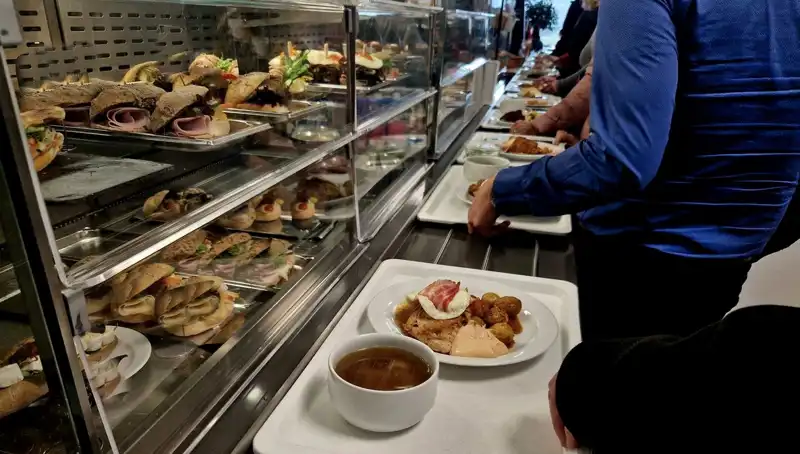 Endonezya'da 846 Öğrenci Ücretsiz Yemekten Zehirlendi: Sır Perdesi Aralanıyor