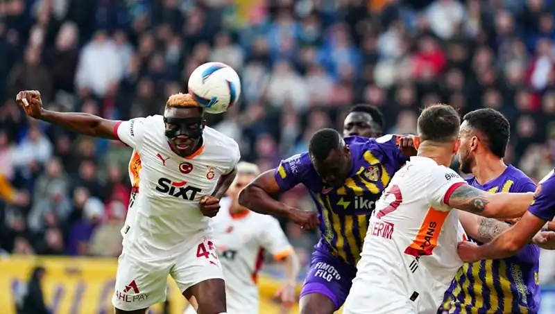Galatasaray'ın Yıldız Futbolcusu, Sahada Resital Gibi Oynuyor