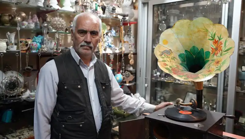 Antikacı Usta: 44 Yıldır Asırlık Gramofonlara Hayat Veriyor