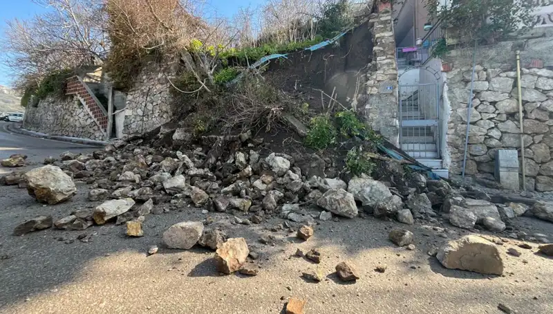 İstinat Duvarının Çökmesiyle Yola Giden Araçlar Tehlike Altında Kaldı