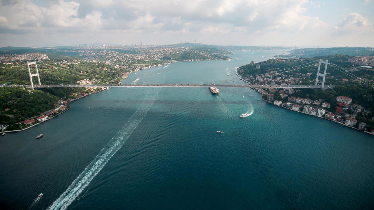 İstanbul Boğazı'nda gemi trafiği durduruldu: 2 kardeş kayboldu